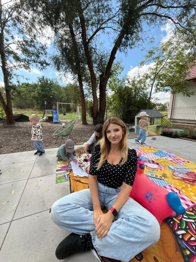 Neuromama z dziećmi w swoim punkcie opieki